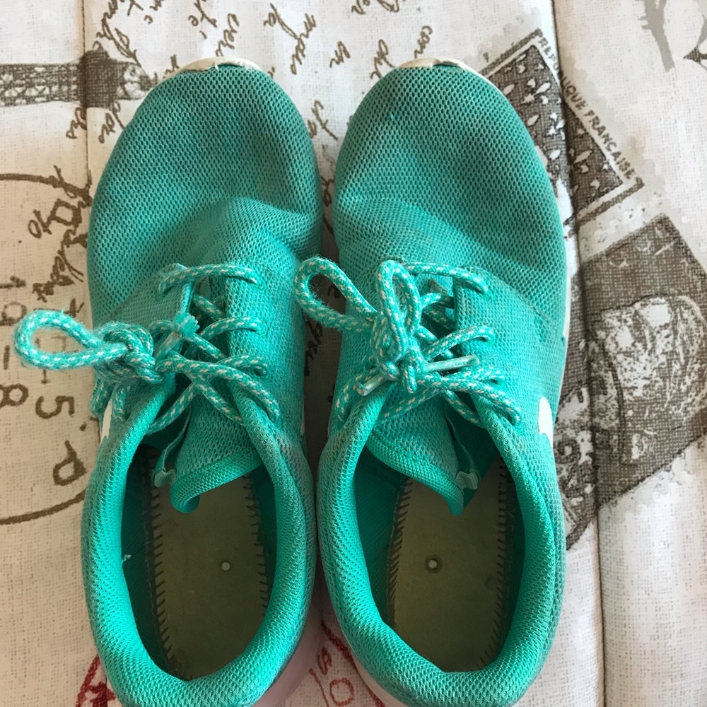 teal nike roche running shoes